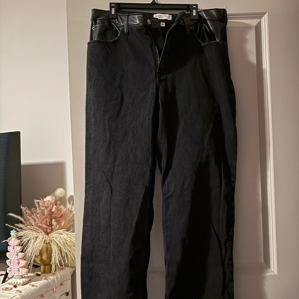 Abercrombie & Fitch Black Relaxed Jeans